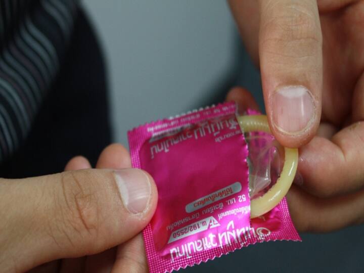Drug Addiction Strange intoxication of youth in Durgapur use of flavored condoms for intoxication Drug Addiction : दुर्गापूरमधील युवकांचा विचित्र नशा, फ्लेवर्ड कंडोमचा नशेसाठी वापर, शहरात कंडोमचा तुटवडा