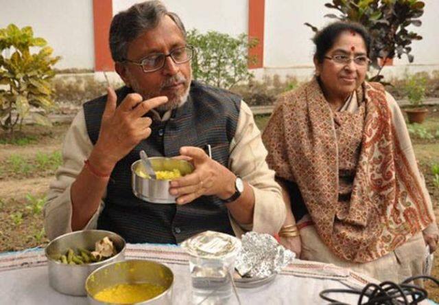 सबसे पहले लिस्ट में नाम आता है. बीजेपी नेता और बिहार के उप-मुख्यमंत्री रहे सुशील मोदी (Sushil Modi) का. उन्होंने 1986 में केरल की रहने वाली रोमन कैथोलिक जेसी से शादी की थी. दोनों की पहली मुलाकात  साल 1985 में मुंबई से दिल्ली जाने वाली ट्रेन में हुई थी. दोनों की बातचीत शुरू हुई और फिर प्यार हो गया. दोनों ने एक दूसरे को कई बार प्रेम पत्र भी लिखे थे. फिर अगस्त 1986 में सुशील मोदी ने जेसी के साथ शादी कर ली.