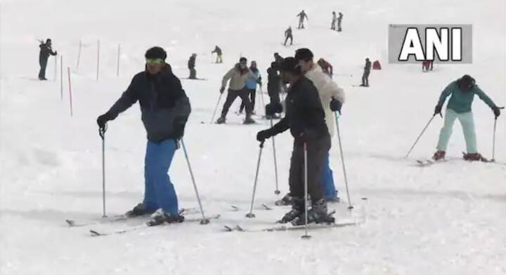 ਇਨ੍ਹਾਂ ਕੋਰਸਾਂ ਵਿੱਚ ਵੱਖ-ਵੱਖ ਥਾਵਾਂ ਤੋਂ ਨੌਜਵਾਨ ਆਉਂਦੇ ਹਨ ਅਤੇ ਹਿੱਸਾ ਲੈਂਦੇ ਹਨ ਅਤੇ ਸਕੀਇੰਗ ਦੇ ਗੁਰ ਸਿੱਖਦੇ ਹਨ।