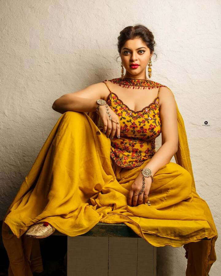 तिचा हा लूक चाहत्यांच्या खास पसंतीस उतरलाय. (Sneha Wagh/ instagram)