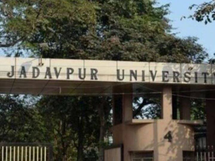 Agitation of students at Jadavpur University demanding offline class Jadavpur University: সশরীরে ক্লাসের দাবি, যাদবপুর বিশ্ববিদ্যালয়ে পড়ুয়াদের বিক্ষোভ