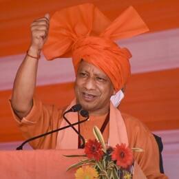 सबसे पहला नाम है गोरखपुर सदर विधानसभा सीट का. इस सीट से राज्य के मुख्यमंत्री योगी आदित्यनाथ खुद चुनाव मैदान में हैं. योगी आदित्यनाथ के मुकाबले सपा की ओर से सुभावती शुक्ला हैं.