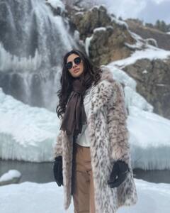 Mouni Roy Photos: पति सूरज की बाहों में झूमती नजर आईं मौनी रॉय, हैवी जैकेट पहने एक्ट्रेस ने दिखाया अपना टशन