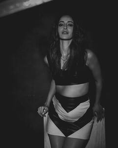 Ananya panday Photos: अनन्या पांडे में ब्लैक एंड व्हाइट फोटोशूट में दिखाए किलर पोज, हर तस्वीर में दिखा ग्लैमर का ओवर डोज