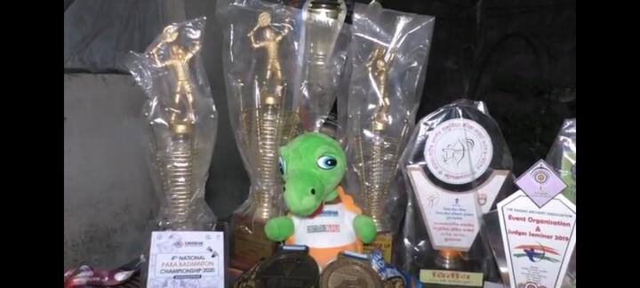 लता ही बॅडमिंटन स्पर्धेची आंतराष्ट्रीय खेळाडू आहे, तिने आजवर  देशभर झालेल्या बॅडमिंटन स्पर्धेत, सुवर्ण, कांस्य अशी विविध पाच पदके जिंकली आहेत. लताचे आईवडील आणि भाऊ हे मोलमजुरी करत कुटुंबाचा उदरनिर्वाह करतात. आर्थिक परिस्थिती बेताची असतानाही लताने बॅडमिंटन खेळासाठी घेतलेली मेहनत कौतुकास्पद अशीच आहे. याच लताला आता आंतरराष्ट्रीय बॅडमिंटन स्पर्धेसाठी स्पेन आणि दुबईला निमंत्रित करण्यात आलंय. 