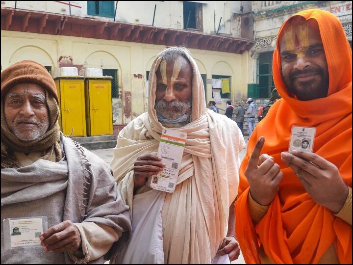 पहले चरण में शामली, हापुड़, गौतम बुद्ध नगर, मुजफ्फरनगर, मेरठ, बागपत, गाजियाबाद, बुलंदशहर, अलीगढ़, मथुरा और आगरा जिलों में मतदान हो रहा है.