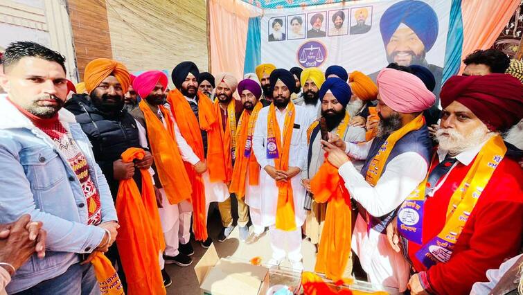 Punjab Election 2022 : Congress families joined SAD In Ward No. 65 Amritsar ਕਾਂਗਰਸ ਦੇ ਕਾਰਜਕਾਲ ਦੌਰਾਨ ਪੰਜਾਬ ਦੀ ਆਰਥਿਕ ਸਥਿਤੀ ਹੋਈ ਡਾਵਾਂਡੋਲ : ਤਲਬੀਰ ਗਿੱਲ