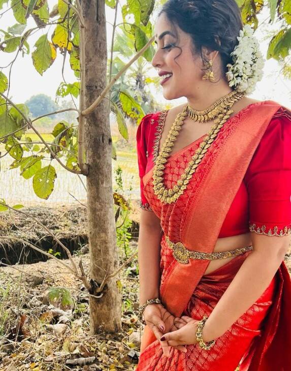 ஹே.. நீ என்னப் பாக்குற மாதிரி நான் உன்னப் பாக்கலையே