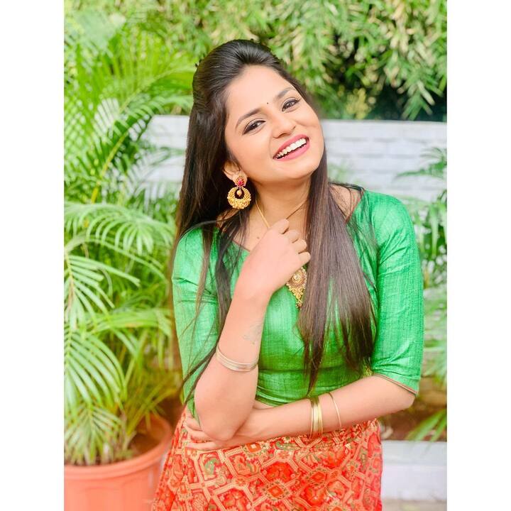 'ఫుట్ మాలీ' అనే కన్నడ సీరియల్ లో కూడా నటించిన రక్షా గౌడ... బిగ్ బాస్ కంటిస్టెంట్ సోహెల్ తో కలసి 'కృష్ణవేణి' సీరియల్ తో తెలుగు బుల్లితెరపై ఎంట్రీ ఇచ్చింది. ఈ సీరియల్ తో ప్రేక్షకుల అభిమానం పొందిన రక్షా గౌడ ఇప్పుడు వసుధారగా మెప్పిస్తోంది.