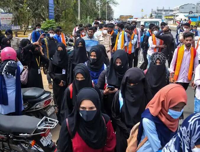 No religious garments till we decide the case, will pass interim order: Karnataka High Court Hijab Row: કર્ણાટક HCએ કહ્યુ- મુદ્દો ઉકેલાય નહી ત્યાં સુધી સ્કૂલ-કોલેજમાં હિજાબ- ભગવો ખેસ ના પહેરવો