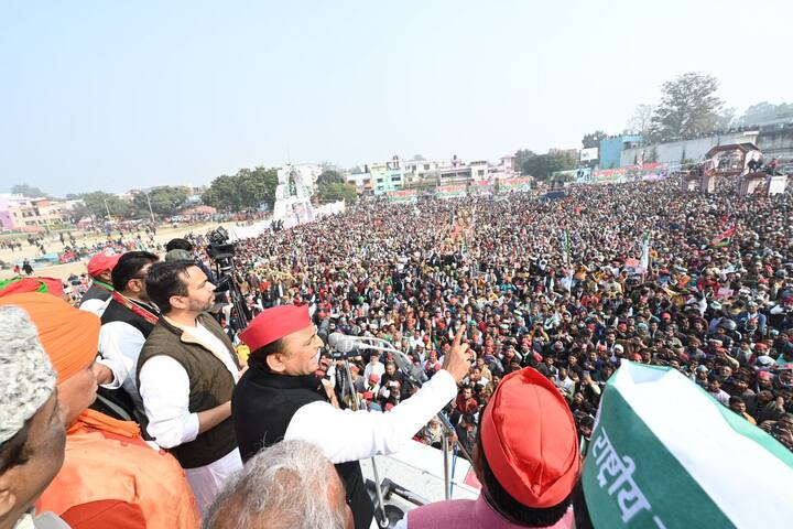 वहीं लोगों को संबोधित करते हुए अखिलेश यादव ने कहा कि भले ही नतीजे 10 मार्च को आने है, लेकिन जिस तरह से वोटिंग हो रहे है, चुनाव का नतीजा आज शाम को ही जाएगा.