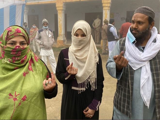 UP Elections: यूपी चुनाव को लेकर वरिष्ठ नागरिकों में भी दिखा जोश, वोट डालने के बाद इस अंदाज में बुजुर्ग ने खिंचवाई तस्वीर