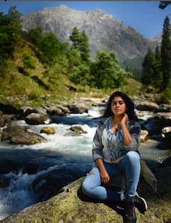 Nimisha Clicks: நிமிஷா விழியில் மறைந்த சூரிய ஒளி.. குளு குளு பீச் க்ளிக்ஸ்