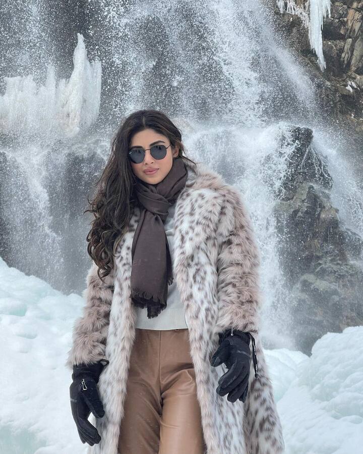 मौनीच्या फोटोमध्ये चहूकडे बर्फच बर्फ पाहायला मिळत आहे. (photo: MouniRoy/ig)