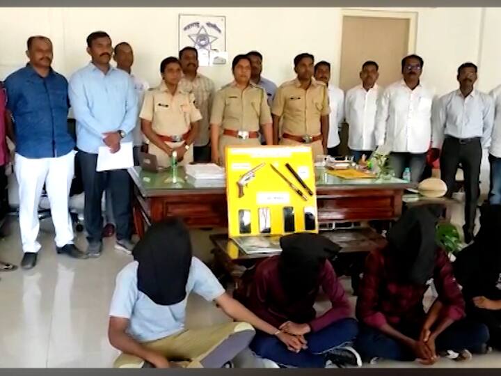 Solapur Crime News Four arrested for fear of weapons action by Solapur police Solapur Crime : शस्त्रांचा धाक दाखवून विकृत कृत्य करणाऱ्या चौघांना अटक; सोलापूर पोलिसांची कारवाई