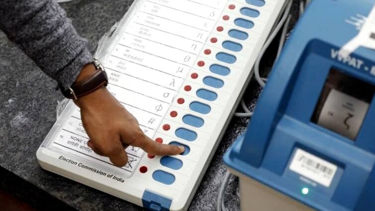 UP Election Lakhimpur Kheri EVM Polling Booth Feviquick complain to election commission यूपी चुनाव: लखीमपुर में EVM में किसी ने डाला फेविक्विक, काफी देर तक रुका रहा मतदान, FIR दर्ज