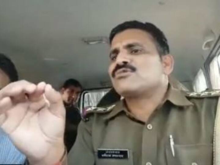 UP Assembly Election 2022 UP Police Inspector Dharmaraj Upadhyay duty Viral Video Watch: यूपी चुनाव में लगी ड्यूटी तो दरोगा जी करने लगे शेरो-शायरी, वीडियो वायरल
