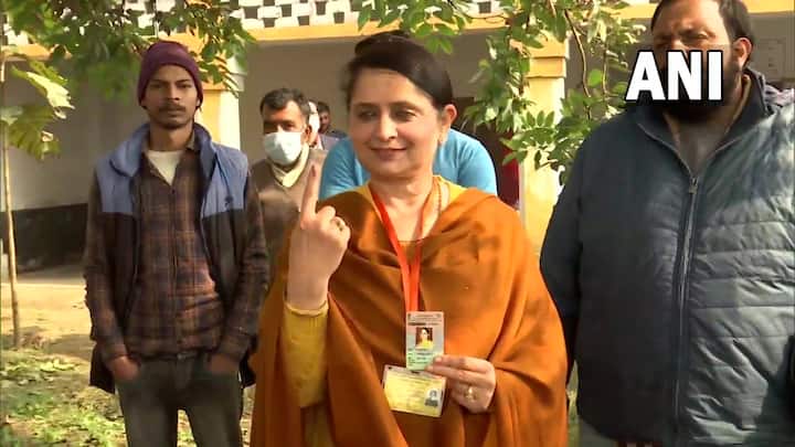 कैराना से बीजेपी उम्मीदवार मृगांका सिंह ने पहले चरण में अपना वोट डाला.