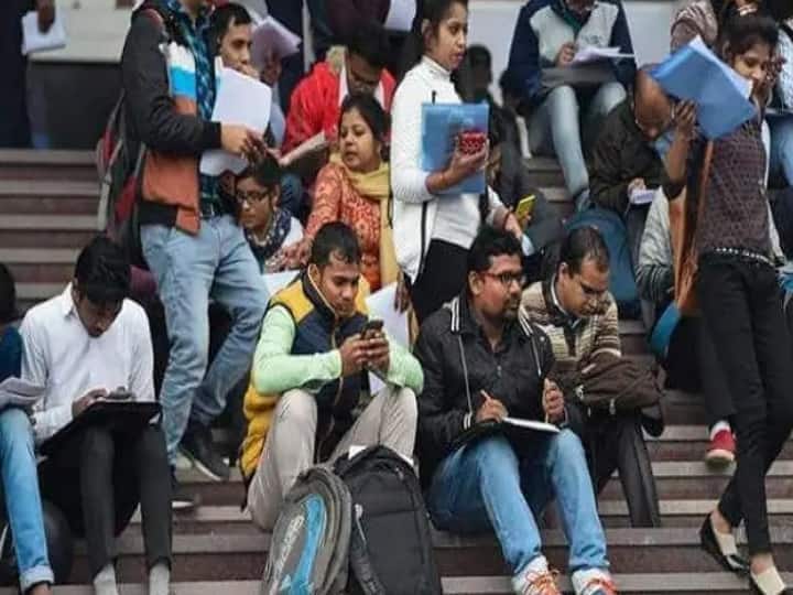 Unemployment in india 42 percent graduate in india is unemployed says azim premji university report Know details Unemployment In India: देशात 25 वर्षांखालील 42 टक्के तरुण बेरोजगार; अहवालातून भीषण वास्तव समोर