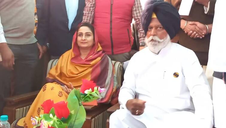 Harsimrat kaur Badal arrives from Bathinda rural constituency to campaign for SAD candidate ਬਠਿੰਡਾ ਦਿਹਾਤੀ ਹਲਕੇ ਤੋਂ ਅਕਾਲੀ ਉਮੀਦਵਾਰ ਦੇ ਹੱਕ 'ਚ ਚੋਣ ਪ੍ਰਚਾਰ ਕਰਨ ਪੁੱਜੀ ਹਰਸਿਮਰਤ ਬਾਦਲ , ਵਿਰੋਧੀਆਂ 'ਤੇ ਸਾਧੇ ਨਿਸ਼ਾਨੇ