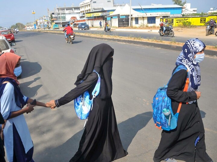 Karnataka Hijab Row | வகுப்புக்குள் ஹிஜாப், காவித்துண்டு அணியக்கூடாது: உயர் நீதிமன்றம் அறிவுறுத்தல்..