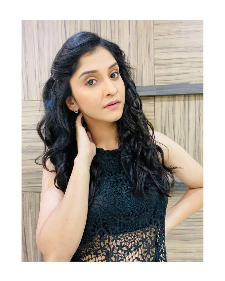 शिवानीने तिचे अनेक फोटो इन्स्टाग्रामवर शेअर केले आहे. (photo:shivani.sonarofficial_/ig)