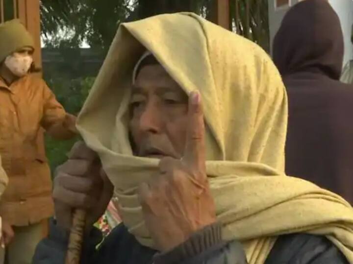 ਪੋਲਿੰਗ ਸਟੇਸ਼ਨਾਂ 'ਤੇ ਲੋਕਾਂ ਦੀ ਭੀੜ ਦੇਖਣ ਨੂੰ ਮਿਲ ਰਹੀ ਹੈ। ਮੁਜ਼ੱਫਰਨਗਰ 'ਚ ਚੋਣਾਂ ਦੇ ਪਹਿਲੇ ਪੜਾਅ ਲਈ 105 ਸਾਲ ਦੀ ਬਜ਼ੁਰਗ ਔਰਤ ਵੋਟ ਪਾਉਣ ਪਹੁੰਚੀ। ਉਨ੍ਹਾਂ ਕਿਹਾ ਕਿ ਮੈਂ ਵਿਕਾਸ ਅਤੇ ਸੁਰੱਖਿਆ ਲਈ ਵੋਟ ਦਿੱਤੀ ਹੈ।