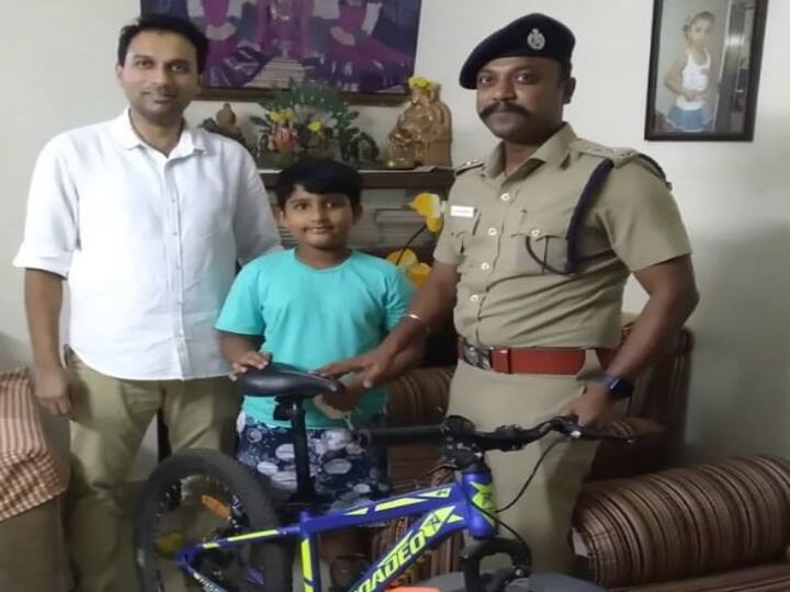 Chennai 6th standard kid upset over bicycle theft police assistant commissioner karthikeyan recovered kid cycle Chennai: கண் முன்னே திருடுபோன சைக்கிள்....மனவருத்தத்தில் இருந்த சிறுவனை ஆச்சர்யப்படுத்திய போலீசார்..!