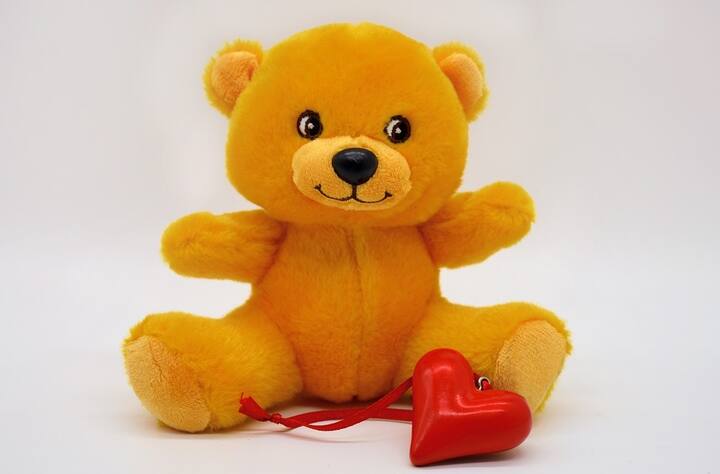 একটা সুন্দর টেডি উপহার দিলাম আমার ভালোবাসাকে। যাতে এই টেডিটাকে দেখে তোমার আমার কথা মনে পড়ে।