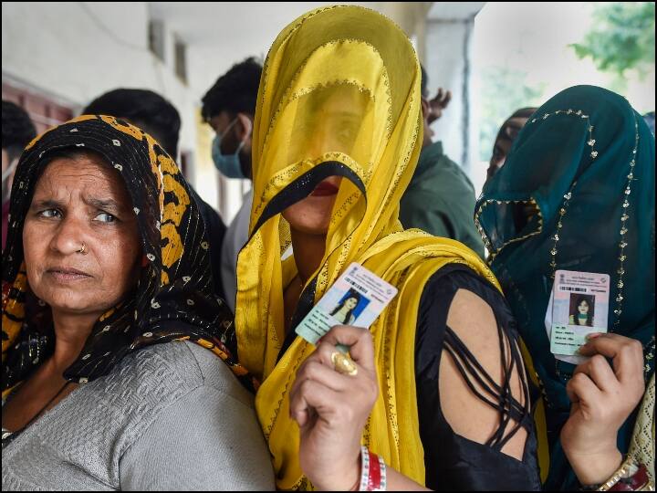 उन्होंने बताया कि कुछ स्थानों पर इलेक्ट्रॉनिक वोटिंग मशीन में तकनीकी खराबी की शिकायत की इसके बाद उन मशीनों को बदल दिया गया. उनके अनुसार शुरू में कुछ स्थानों पर वोटिंग मशीनों में गड़बड़ी की शिकायतें मिलीं जिन्हें कुछ समय बाद दूर कर लिया गया.