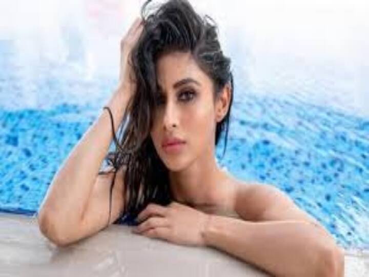 mouni Roy posted a photo of herself stepping up and wearing a black bikini - in pics Mouni Roy honeymoon pics: ஹனிமூனிலும் படுகவர்ச்சி..! பிகினி உடையில் பின்னி எடுக்கும் 'நாகினி' மௌனி ராய்..!