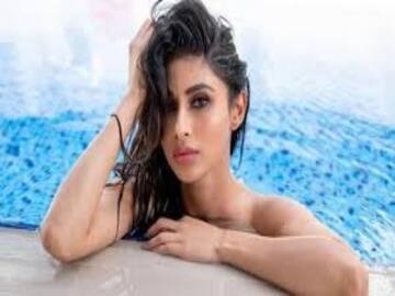 Mouni Roy honeymoon pics: ஹனிமூனிலும் படுகவர்ச்சி..! பிகினி உடையில் பின்னி எடுக்கும் 'நாகினி' மௌனி ராய்..!