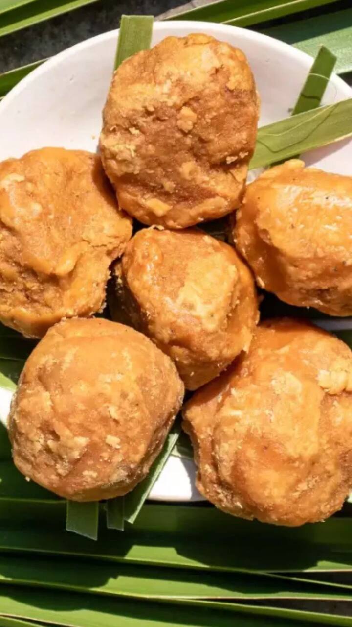 গুড় শুধু ত্বককেই উজ্জ্বল করে না। ব্রণ এবং ব্রণের মতো ত্বকের অনেক সমস্যাও প্রতিরোধ করে।