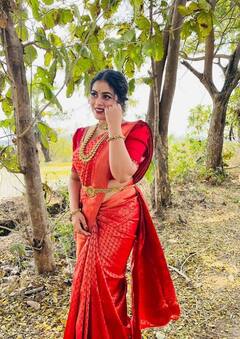 purnaa pics: சிவப்பு நிற தங்க ரதமாக பவனி வந்த பூர்ணா... அசத்தல் போட்டோஷூட்