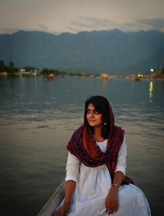 Nimisha Clicks: நிமிஷா விழியில் மறைந்த சூரிய ஒளி.. குளு குளு பீச் க்ளிக்ஸ்