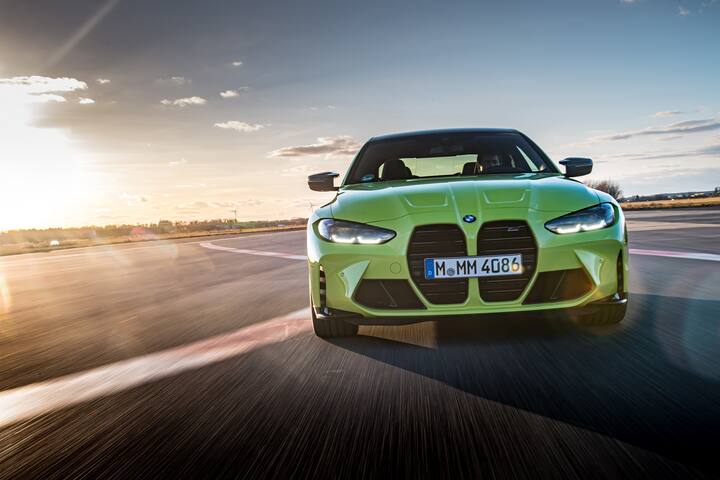 BMW M4 Competition Coupe कारमध्ये ड्रायव्हर आणि पुढच्या प्रवाशांसाठी हेड आणि साइड एअरबॅग्ज तसेच मागील सीटसाठी हेड एअरबॅग्ज देखील या गाडीमध्ये आहेत.