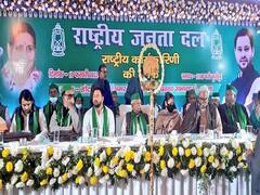 लालू के लाल को ड्रेस कोड से एतराज! बिना हरी टोपी के दिखे तेज-तेजस्वी, मीसा ने भी नहीं मानी पापा की बात 