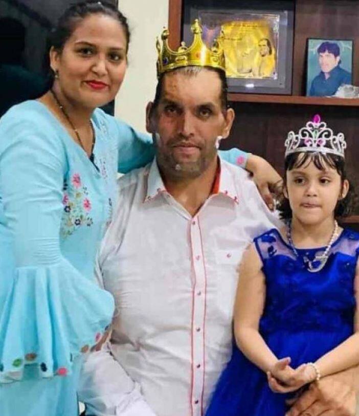 फिर 27 फरवरी 2002 को हरमिंदर कौर और खली की शादी हो गई. जिसके बाद खली की किस्मत पलटी और उनका रेसलिंग करियर चमकने लगा. बता दें कि शादी के बाद ही खली ने WWE में ‘वर्ल्ड हैवीवेट चैंपियनशिप’ का खिताब जीता था. जिसके बाद उन्हें ‘द ग्रेट खली’ नाम मिला.