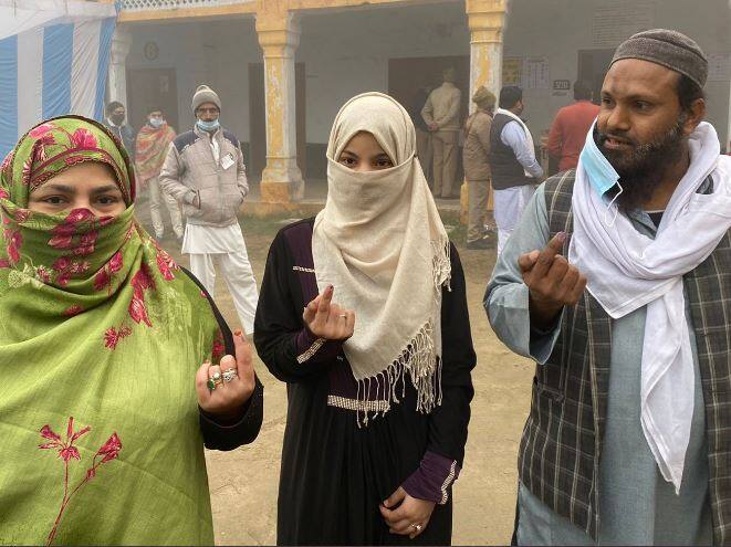 मुस्लिम महिलाएं भी अपने मताधिकार का इस्तेमाल करते दिखीं. जकीरा नाम की मुस्लिम महिला ने पहली बार अपने मताधिकार का इस्तेमाल किया है. उन्होंने कहा, मैं बहुत खुश हूं वोट कर के.