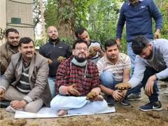 Watch: यूनिवर्सिटी में दी गई गोबर से 'उपले' बनाने की ट्रेनिंग, वीडियो देख लोगों ने शेयर किए मजेदार मीम्स