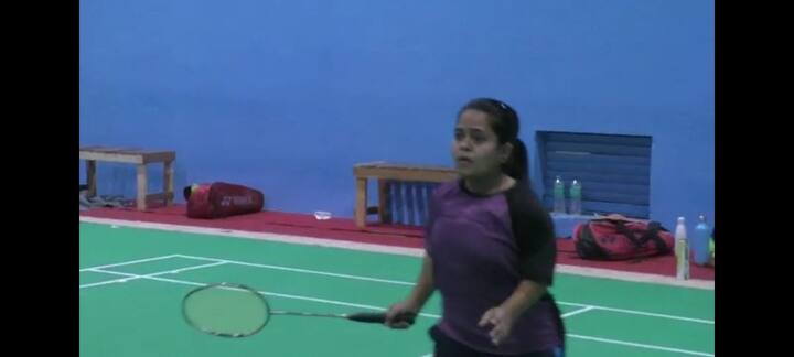 Nanded News : आपल्या दिव्यांगपणावर मात करून आणि आर्थिक परिस्थिती हलाखीची असूनही नांदेडच्या लता उमरेकर (Lata Umarekar)या तरुणीने आंतराष्ट्रीय स्तरावर बॅडमिंटन स्पर्धेत उत्तम खेळ करत आजपर्यंत पाच सुवर्ण पदकांची कामगिरी केली आहे. हमाली करुन परमेश्वर उमरेकर यांनी आपल्या दोन मुलांना चांगलं खेळाडू बनवलं. लता उमरेकरला पॅरा बॅडमिंटन तर दिनेशला धनुर्विद्यामध्ये राष्ट्रीय खेळाडू बनवत आपली मुलं जागतिक स्तरावर खेळावी असं स्वप्न उराशी बाळगलं. 