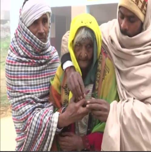 105-year-old woman arrives to cast her vote at a polling booth in Muzaffarnagar for the first phase of polling in Uttar Pradesh ਮੁਜ਼ੱਫਰਨਗਰ : 105 ਸਾਲਾ ਬਜ਼ੁਰਗ ਮਹਿਲਾ ਨੇ ਪਾਈ ਵੋਟ, ਕਿਹਾ - ਮੈਂ ਵਿਕਾਸ ਅਤੇ ਸੁਰੱਖਿਆ ਲਈ ਪਾਈ ਵੋਟ