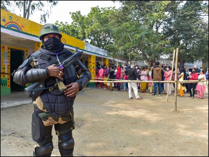 समाजवादी पार्टी ने चुनाव आयोग से कैराना विधानसभा के कुछ मतदान केंद्रों पर गरीब मतदाताओं को डरा-धमका कर वापस भेजे जाने की शिकायत की है. पार्टी ने निर्वाचन आयोग और शामली के जिलाधिकारी को टैग करते हुए ट्वीट किया