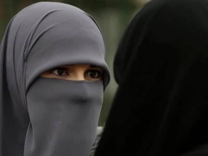 France Muslim women Players hijab row sports competitions President Emmanuel Macron hijab Ban Hijab Row: भारत में बढ़ते विवाद के बीच फ्रांस में खेल प्रतियोगिता के दौरान हिजाब पर प्रतिबंध का प्रस्ताव खारिज