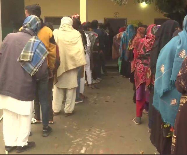 शामली जिले में अब तक 22.83 फीसदी मतदान हुआ, मुजफ्फरनगर में 22.65 फीसदी, मेरठ में 18.54 फीसदी, मथुरा में 20.73, हापुड़ में 22.80, गाजियाबााद में 18.24 फीसदी मतदान हुआ.