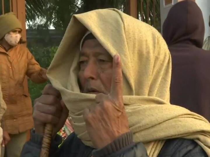 मतदान केंद्र पर बुजुर्गों का भी वोटिंग को लेकर जोश देखने को मिला है. तस्वीर में दिख रहे ये बुजुर्ग वोट देखकर निकले तो उन्होंने अपनी तस्वीर खिंचवाईं.