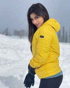 Mouni Roy चे 'हे' फोटो पाहून तुम्हालाही काश्मीरला जायची इच्छा होईल!