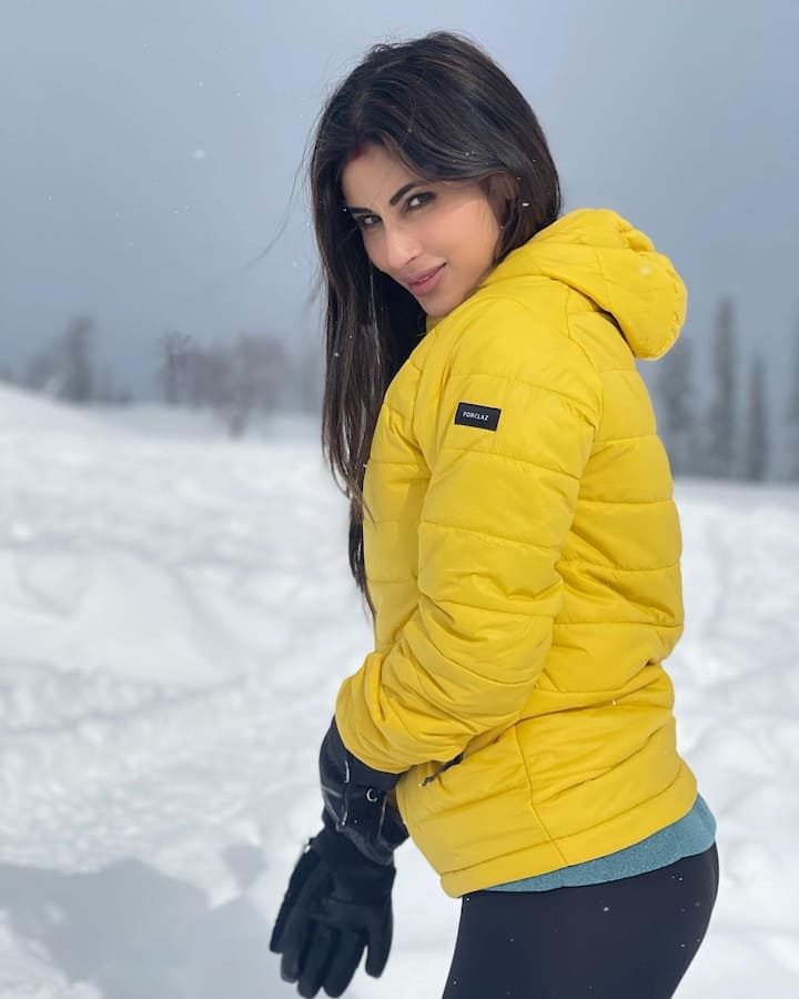 नवविवाहित जोडपं मौनी रॉय आणि सूरज नांबियार यांनी बर्फाच्छादित काश्मीर हे त्यांचे हनिमून डेस्टिनेशन म्हणून निवडलं. (photo: MouniRoy/ig)