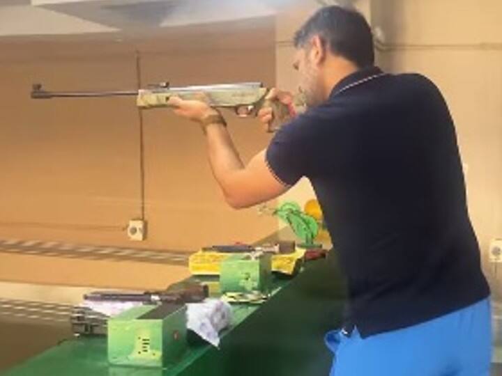 MS Dhoni shooting range video with Rifle IPL Mega Auction 2022 Watch: IPL Auction के पहले कुछ यूं टारगेट पर निशाना लगाते देखे गए MS Dhoni