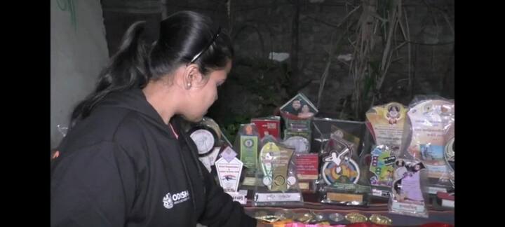 एवढी उत्तम कामगिरी करूनही जिल्हा क्रीडा विभागाच्या व प्रशासनाच्या उदासीनतेमुळे यावर्षी होणाऱ्या एशियन गेम्समध्ये आपला सहभाग नोंदवण्यासाठी एकटी धडपड करतेय. लताला आता स्पेन आणि दुबई इथे होणाऱ्या आंतरराष्ट्रीय स्पर्धेत खेळण्यासाठी ये-जा करायला आर्थिक विवंचनेचा सामना करावा लागतोय. 